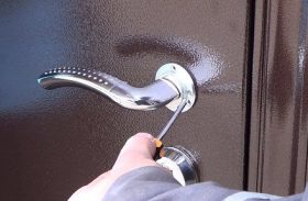 Замена дверной ручки металлической двери в Семенове