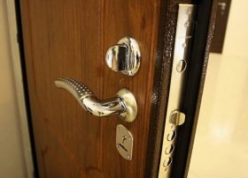 Замена входной двери в квартире в Семенове