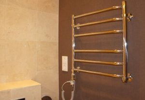 Установка электрического полотенцесушителя в ванной в Семенове